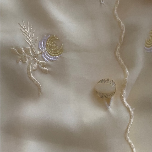 Bundle of 2 vintage polyester button front sleeveless house tops w/ embroidery - Picture 10 of 13